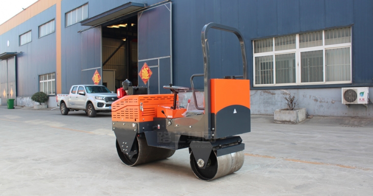 小型壓路機(jī)在施工作業(yè)前應(yīng)做好哪些準(zhǔn)備工作？