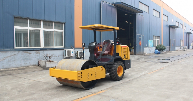 如何操作座駕式壓路機(jī)才正確？