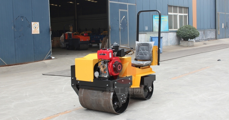 如何有效保養(yǎng)小型壓路機(jī)的機(jī)械傳動(dòng)系統(tǒng)呢？